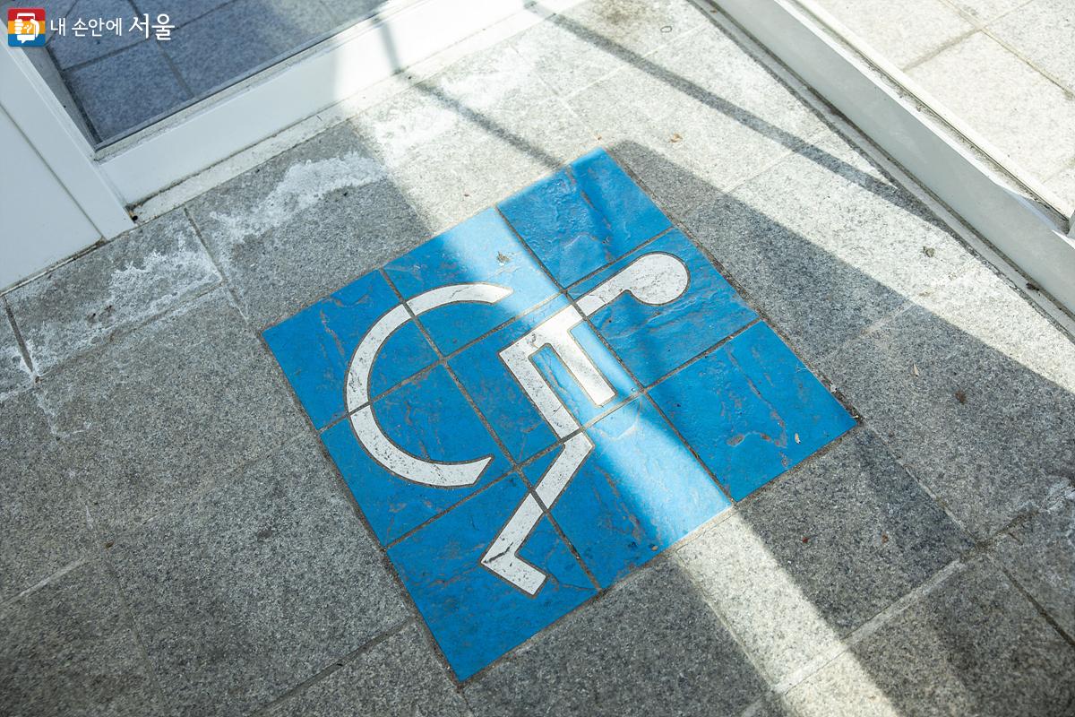 교통약자(장애인)들을 위한 별도의 대기 공간이 마련되어 있다. ©임중빈
