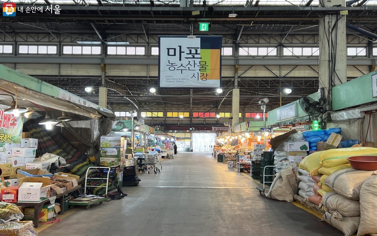 시장 상품을 구매하면 금액에 따라 무료 주차권을 받을 수 있다. ©박지영