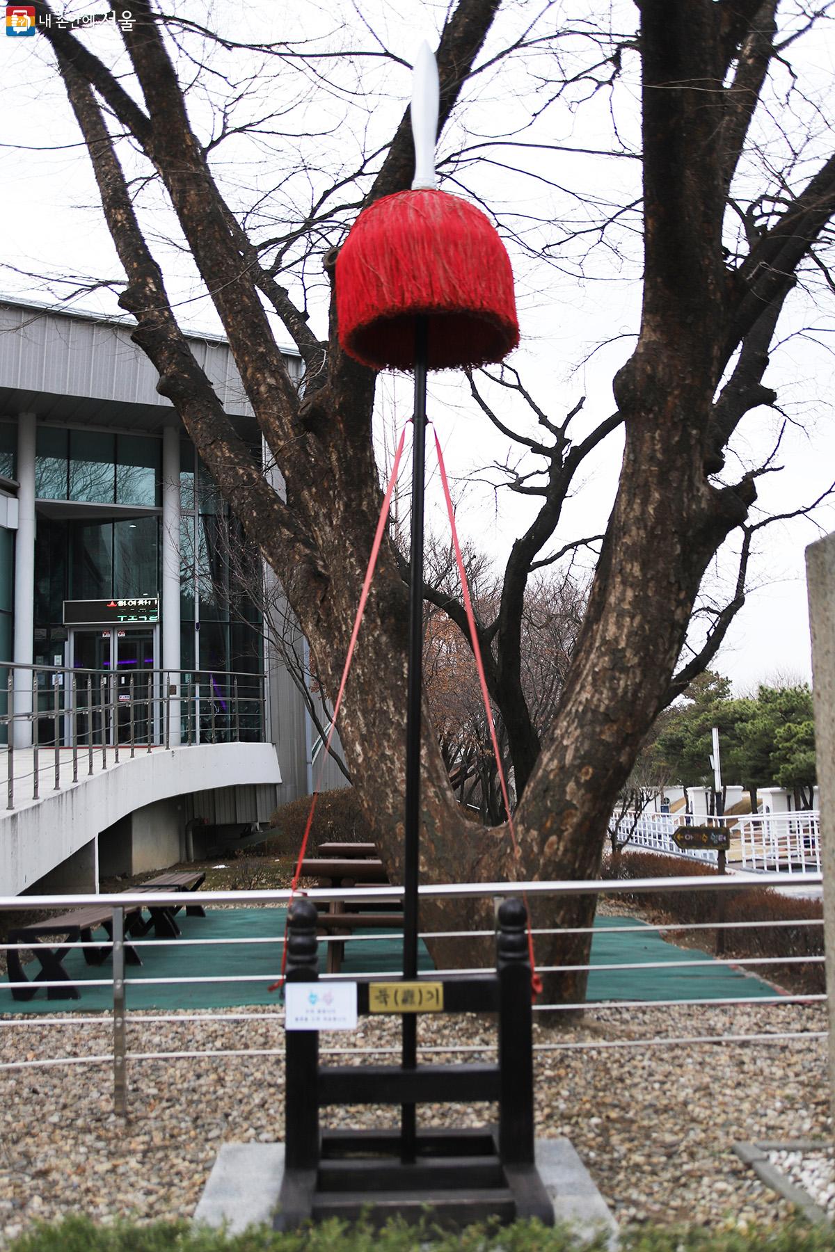 물의 보호와 역사를 상징하는 둑기와 경성수도상수보호구역