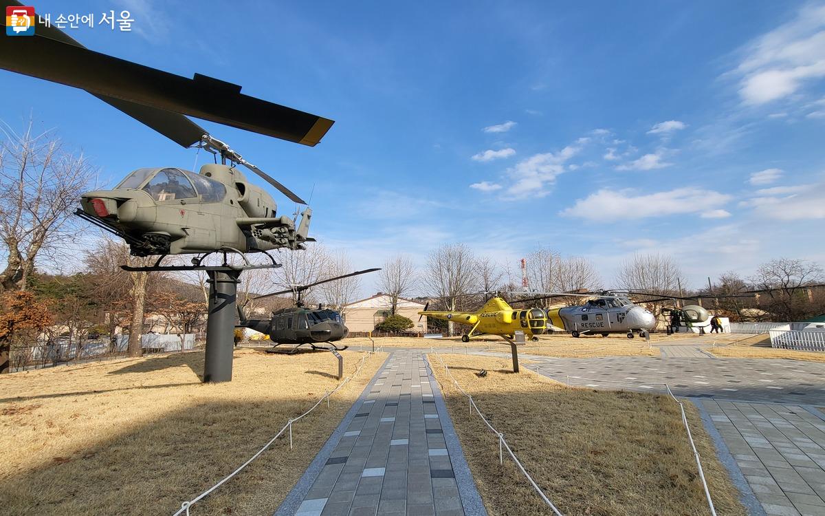 어린이박물관 옥상에 전시된 헬기들 ⓒ김주희