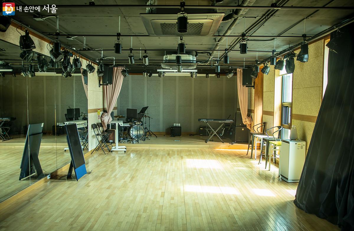 A동 2층에 위치한 '강당'으로 다양한 공연과 댄스 연습 등이 가능한 공간이다. ©임중빈