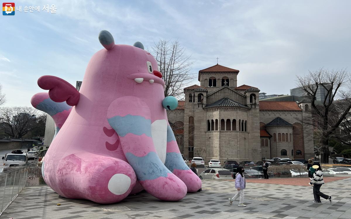 개인적으로 가장 선호하는 성당과 함께 찍은 해치 컷 ⓒ박지영