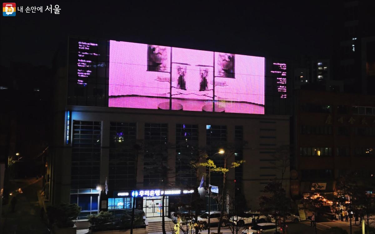 옥세영의 '그림자의 방'은 흑백의 그림이 역동적으로 움직이는 것을 느낄 수 있다. ⓒ송지혜