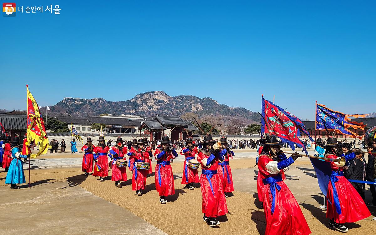 광화문을 통해 경복궁에 들어서자마자, 수문장 교대식의 웅장한 광경이 눈앞에 펼쳐졌다. ⓒ문청야