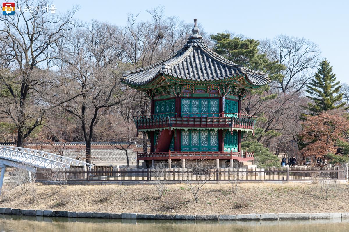 함화당과 집경당 북쪽 후원 영역에는 향원지라는 네모난 연못이 조성돼 있고, 그 가운데 향원정이 있다. ⓒ문청야