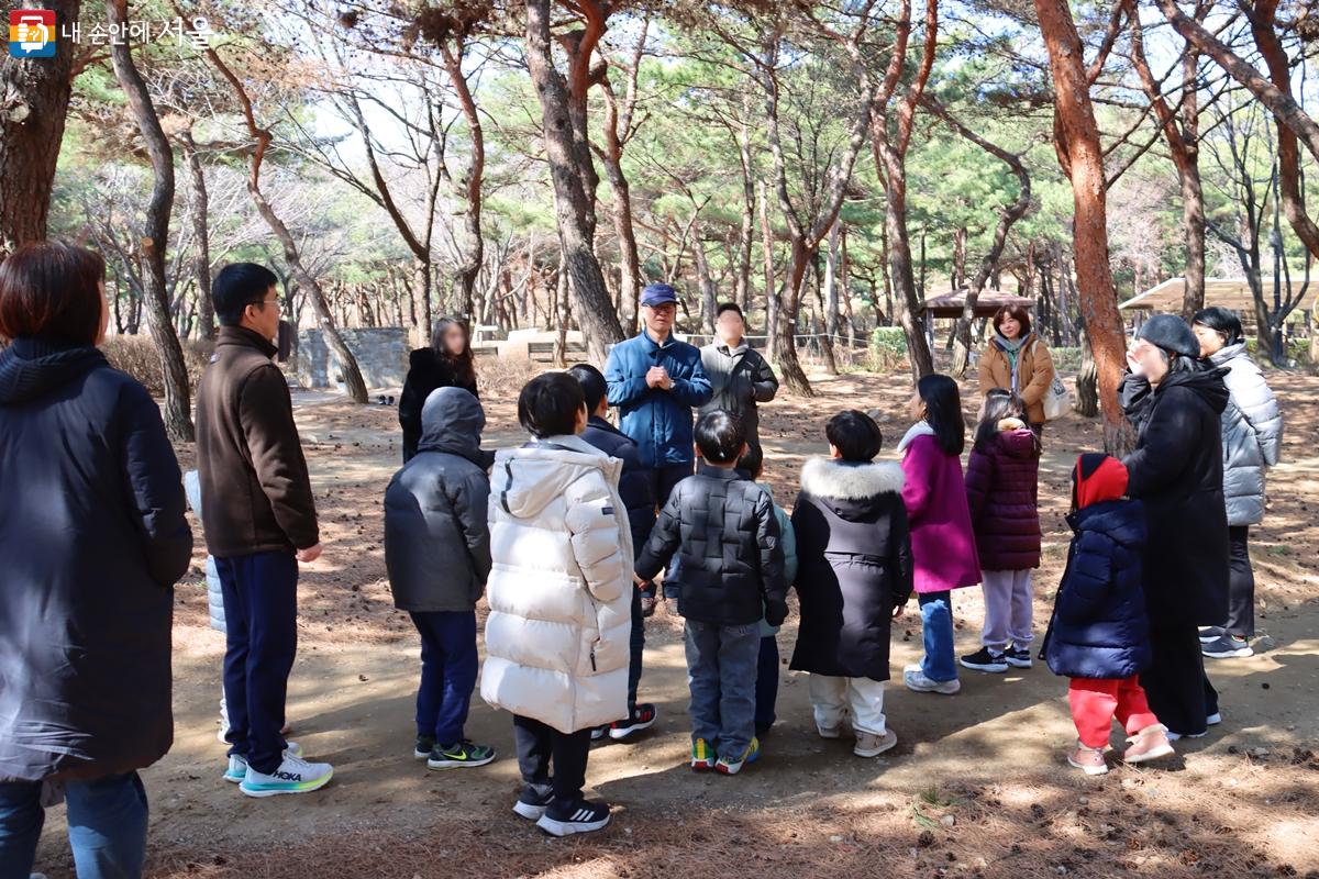 엄마, 아빠와 함께 손잡고 남산공원 자연놀이에 참여한 아이들은 마치 봄을 알리는 작은 탐험가들 같이 신비로운 숲속 보물들을 찾고 있었다. ⓒ정향선