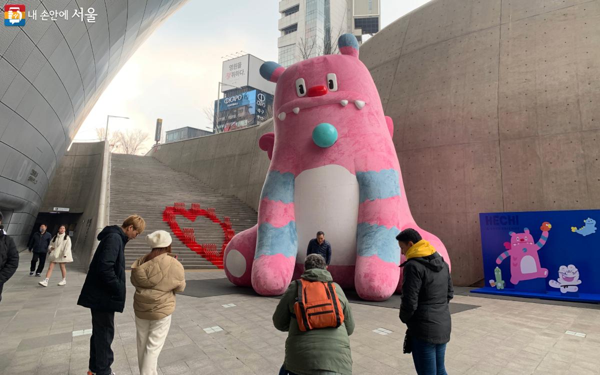 외국인 관광객이 서울시 캐릭터 해치와 사진을 찍고 있다. ⓒ김도연