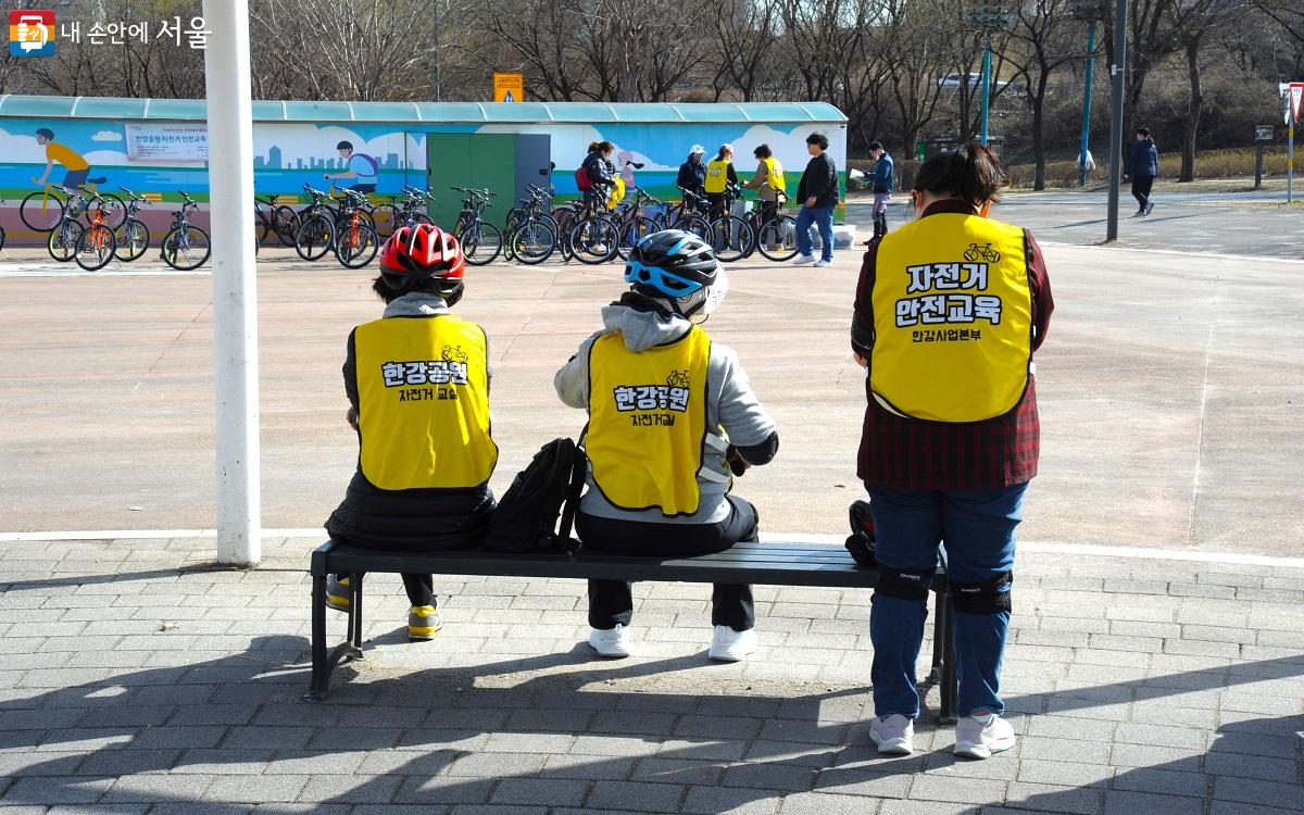 교육장에서 보호 장구를 착용하는 수강생들 ⓒ조수봉