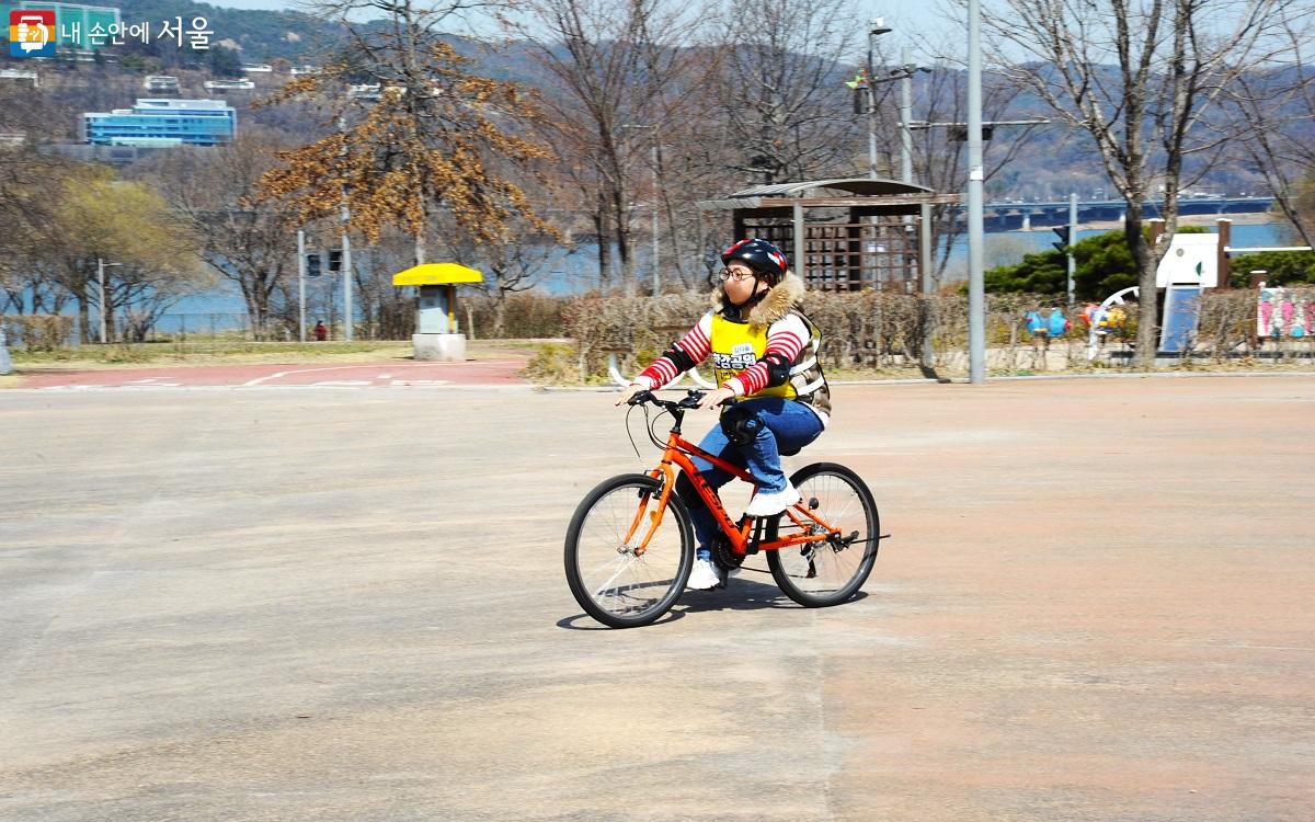 교육 1시간 후 놀랍게도 수강생들은 도움 없이 자전거를 타기 시작했다. ©조수봉