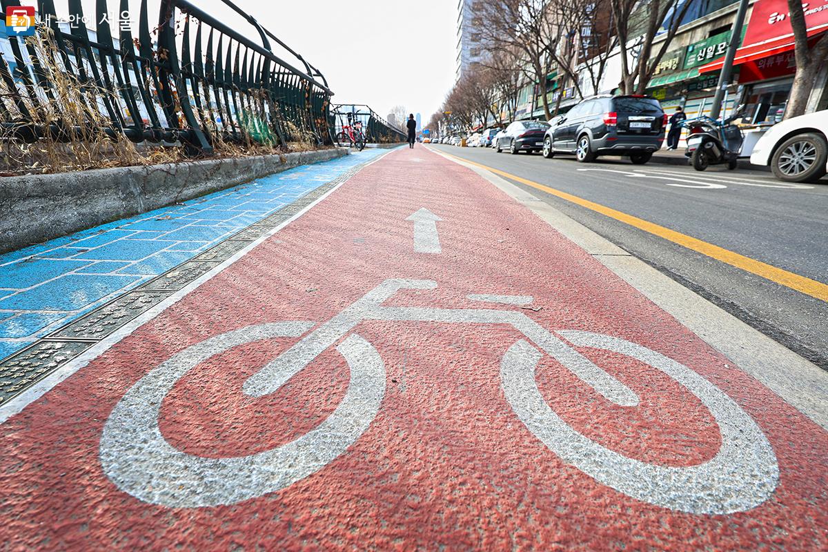 자전거와 보행 동선이 완전히 분리된 자전거 도로 ©김주연