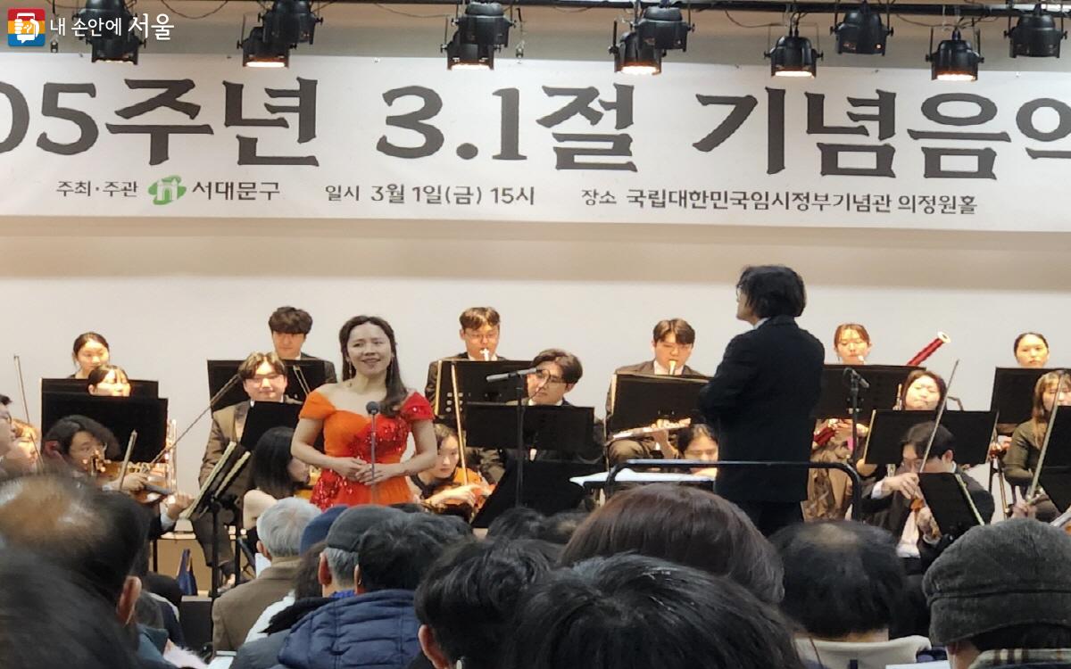 소프라노 김순영이 오케스트라, 심포니 송과 협연하고 있다.ⓒ윤혜숙