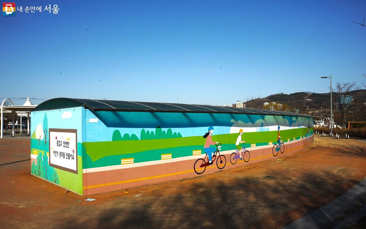 친근한 벽화가 그려진 자전거교실 다목적 창고 ⓒ조수봉