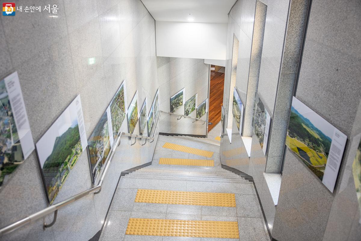 2층에서 3층으로 향하는 계단에는 국내 전역에 분포되어 있는 '한옥마을'들이 자세히 소개되어 있어 흥미롭다