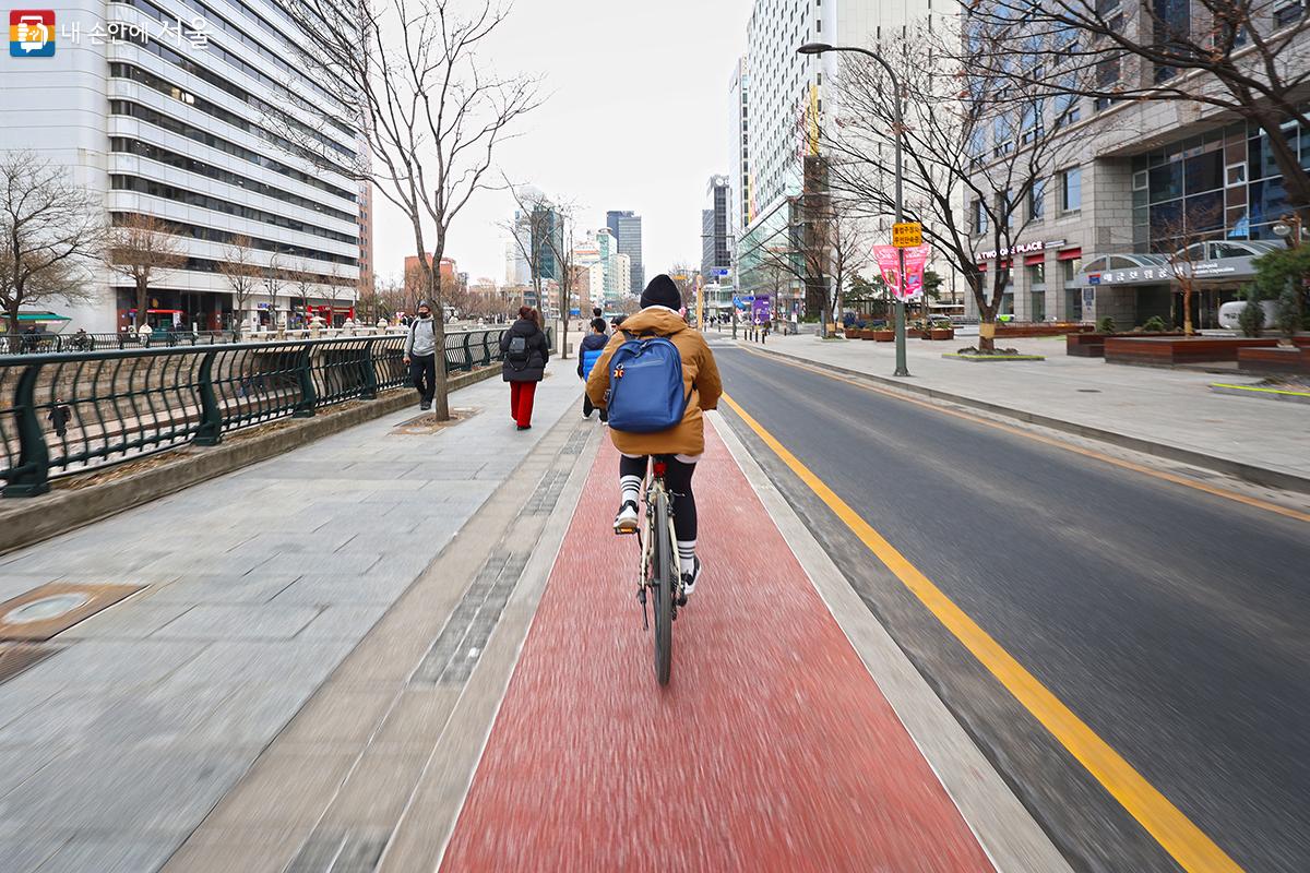 주말 자전거 라이딩을 즐기는 시민들 ©김주연