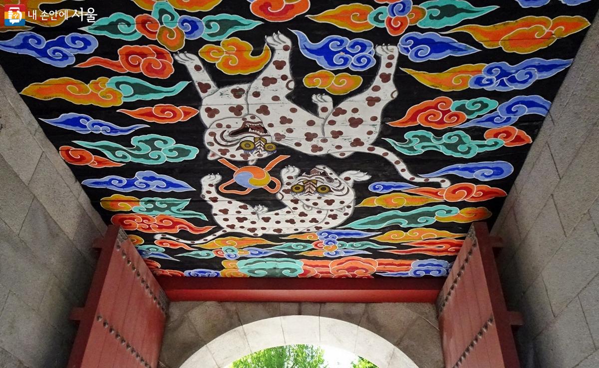 경복궁 서문 영추문 천장에 그려진 호랑이 그림 ©김종성 