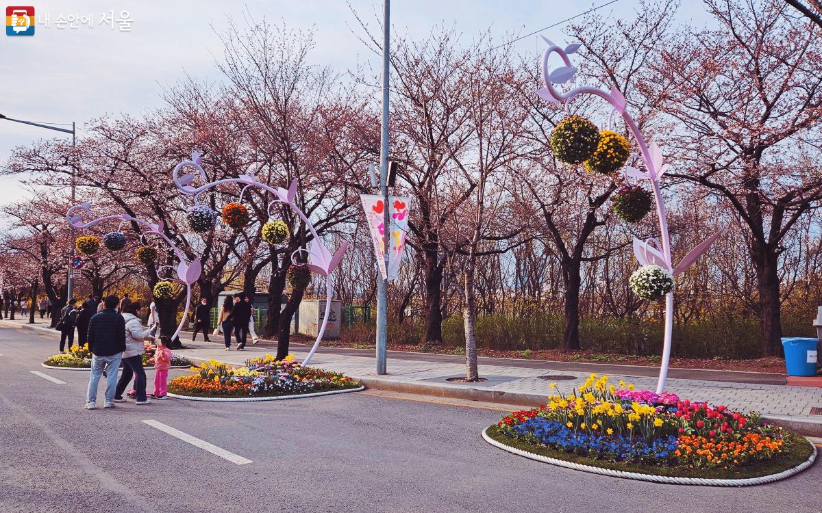 여의도 봄꽃축제의 꽃 조형물과 사진 찍는 가족들 ⓒ송지혜