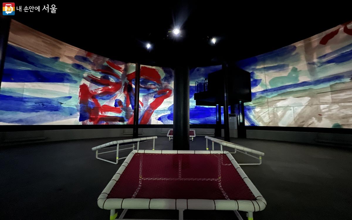 T5 1층 영상미디어관. 360도 뉴미디어로 서용선 작가의 작품을 볼 수 있다. ©박지영
