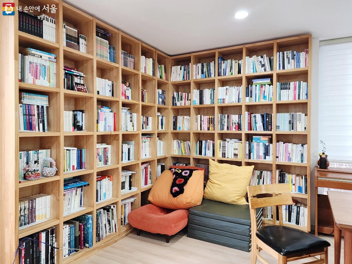 각자 집에 있던 책들로 공용공간에 서재를 꾸몄다. 이곳에서 독서모임을 하기도 한다. ⓒ김은주