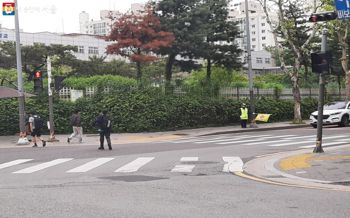 통학로인 교차로에서 아이들의 안전을 책임지는 녹색교통안전지킴이 ©김민채