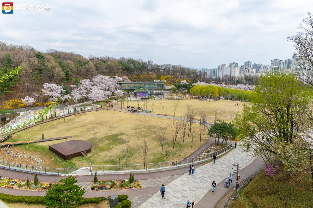서울의 공원 중 올림픽공원, 서울숲에 이어 세번 째로 큰 공원인 북서울꿈의숲 ⓒ이병문