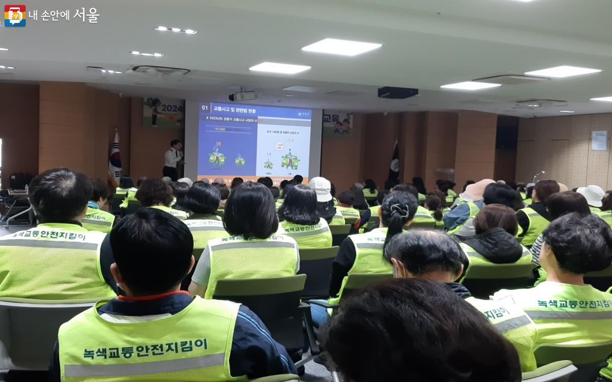 어린이의 보행 안전을 위해 안전교육을 받고 있는 녹색교통안전지킴이 ©김민채 