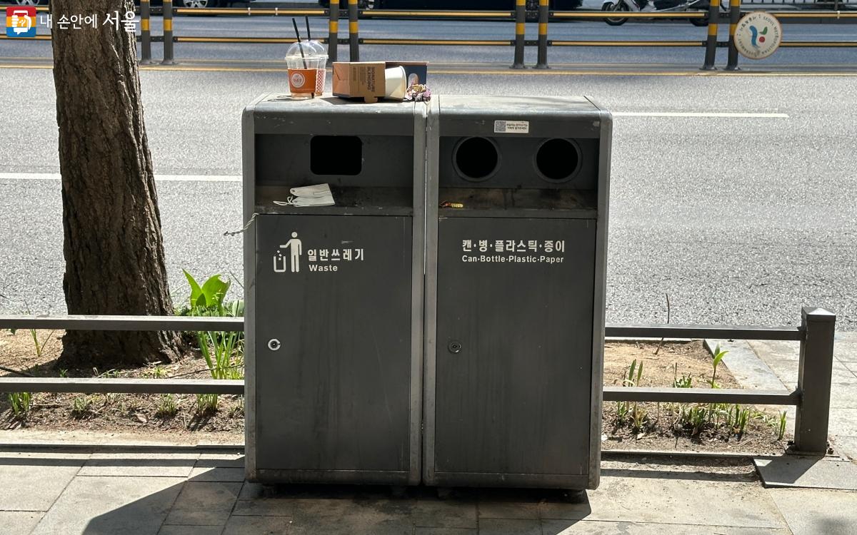 기존 쓰레기통은 쓰레기 버리기가 어려워 오물이 노출돼 있는 사례가 많았다. ⓒ김재형