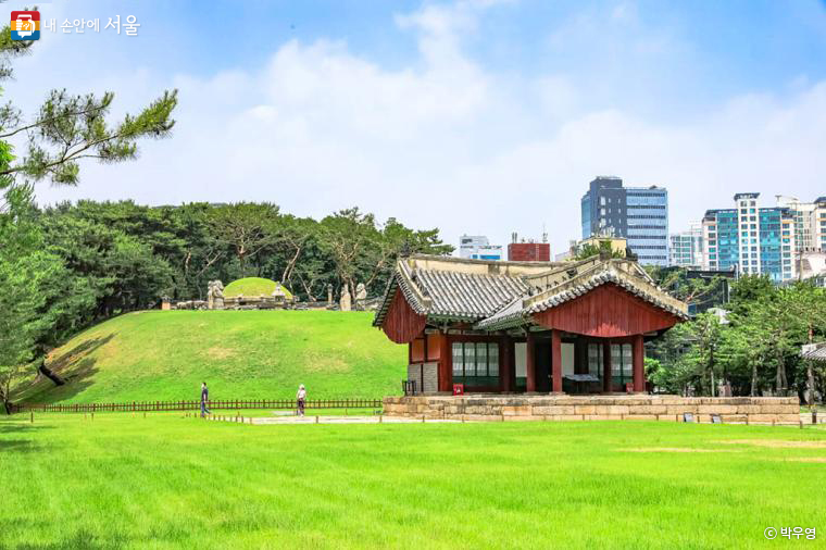 중종의 정릉은 명종이 왕으로 있던 시절 현재의 강남구 지역으로 옮겨졌다. 