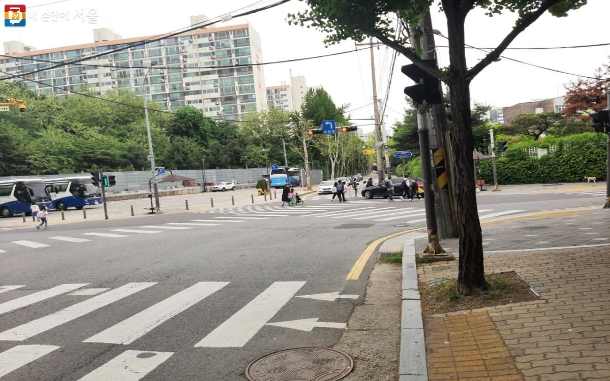 운전자가 교차로에서 우회전 시 일시정지를 하지 않아 불편을 겪는 학생들 ©김민채