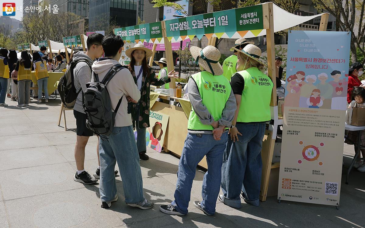 서울특별시 환경보건센터는 미세플라스틱 및 환경 보건 OX 퀴즈, 팝업북 만들기 체험을 진행했다. ⓒ김아름