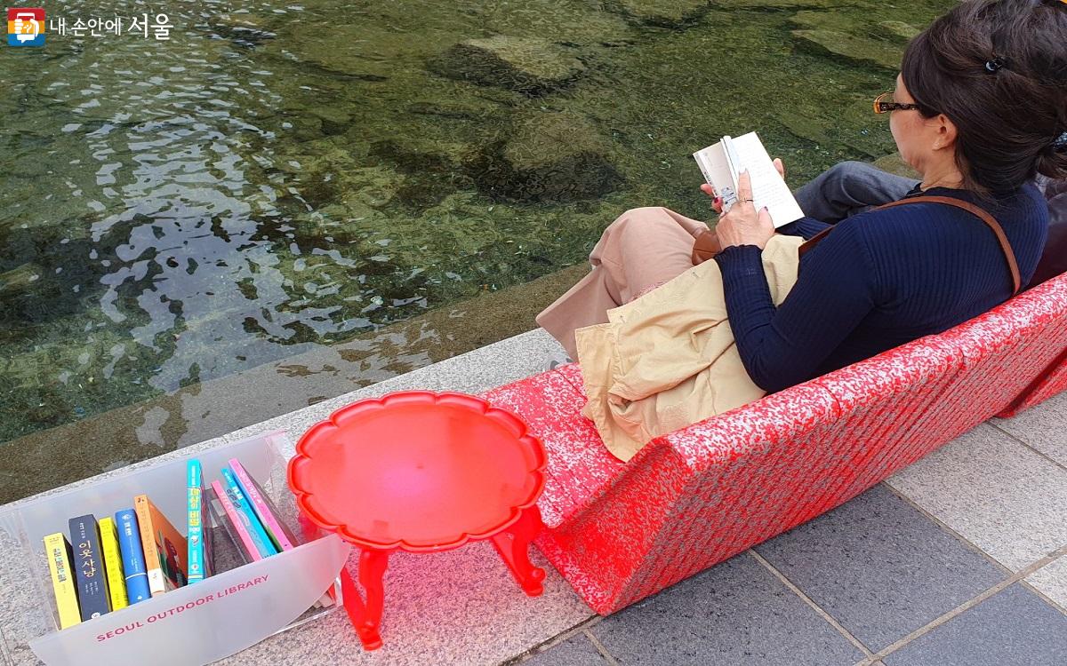 '책읽는 맑은냇가'의 소반은 올해의 서울색인 스카이코랄을 적용하여 제작되었다. ©엄윤주 
