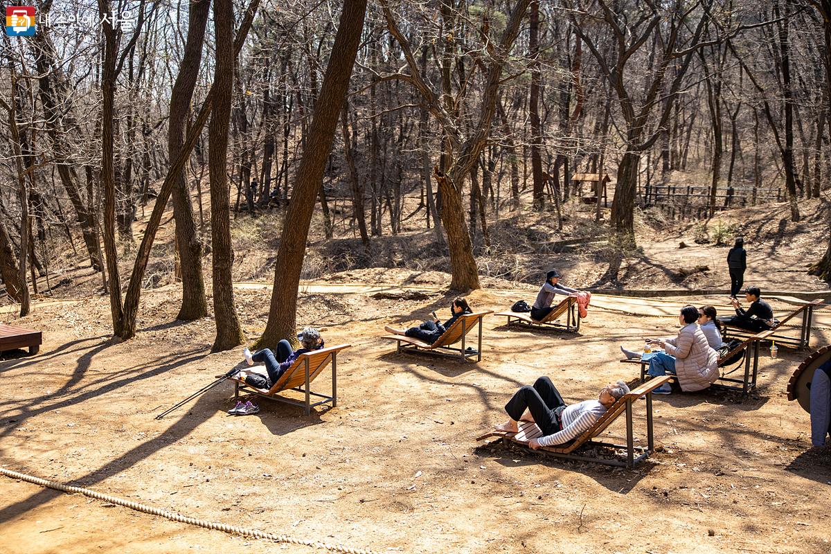 선베드에 누워 봄의 햇살을 만끽하고 있는 시민들을 볼 수 있다. ©임중빈