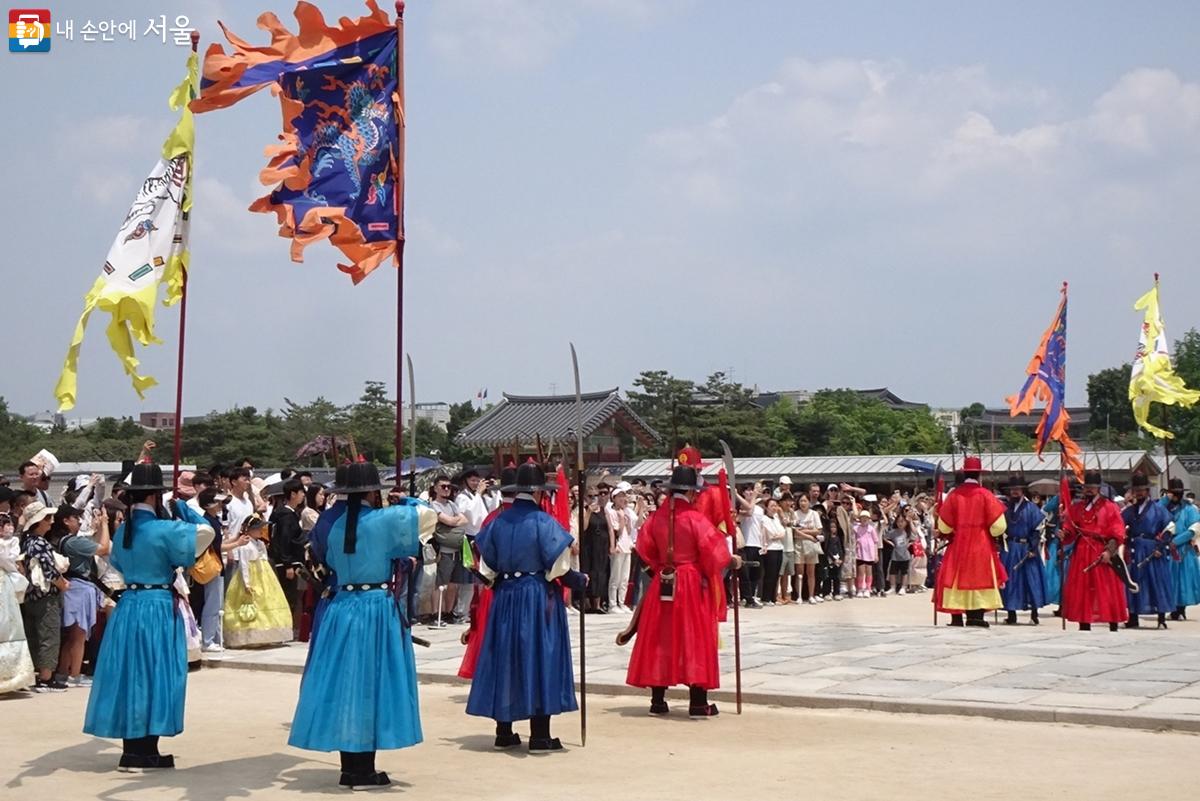 국내외 관광객들의 시선을 사로잡는 광화문 수문장 교대식 ©김종성 