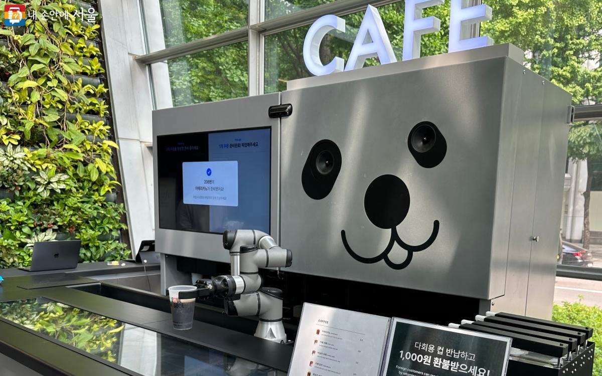 귀여운 판다 모양을 하고 있는 로봇에게 커피를 주문해 보자. ©김재형