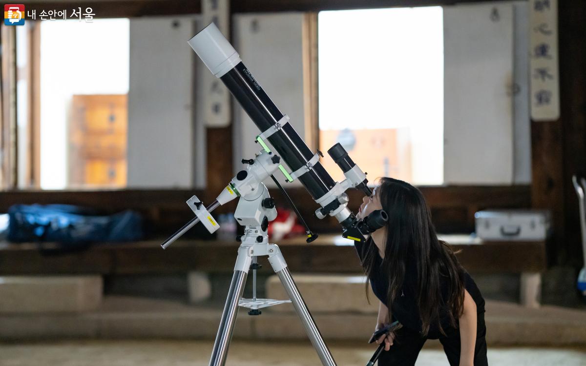 시민 체험 전 서울시립과학관 교육팀이 망원경을 조정하고 있다. ©김희준