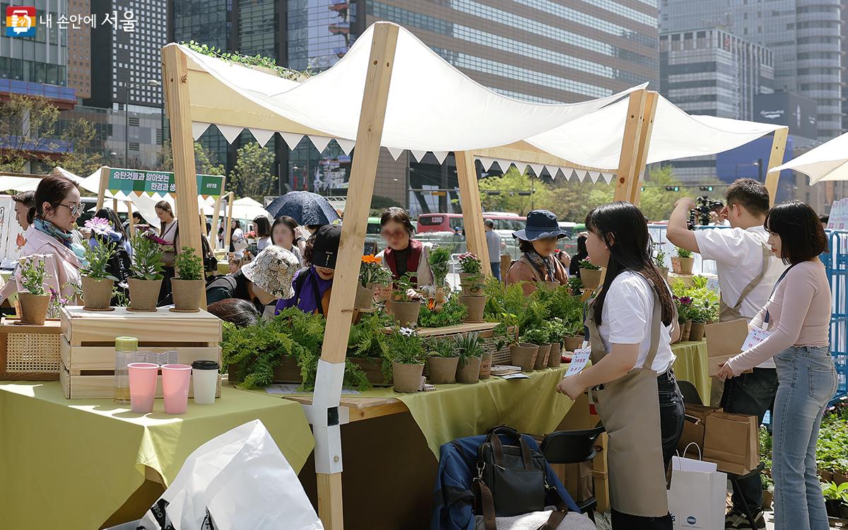 기후동행 자원순환 캠페인으로 ‘봄꽃화분 줄께! 재활용품 다오!’ 부스를 운영한 서울특별시 자원순환과 ⓒ김아름