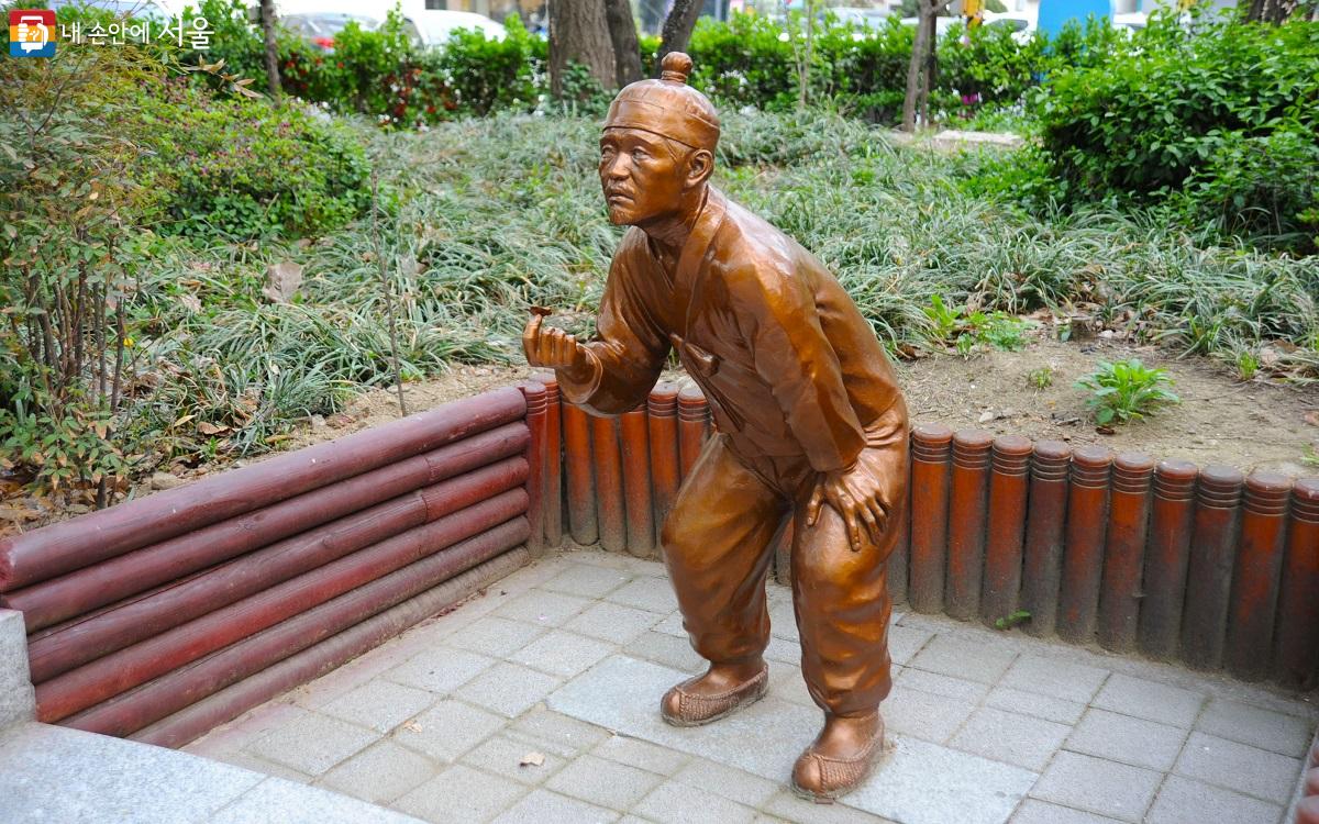 복사꽃어린이공원 내에 복사골(도화동)의 유래를 따라 김씨 노인의 동상을 세웠다. ©조수봉