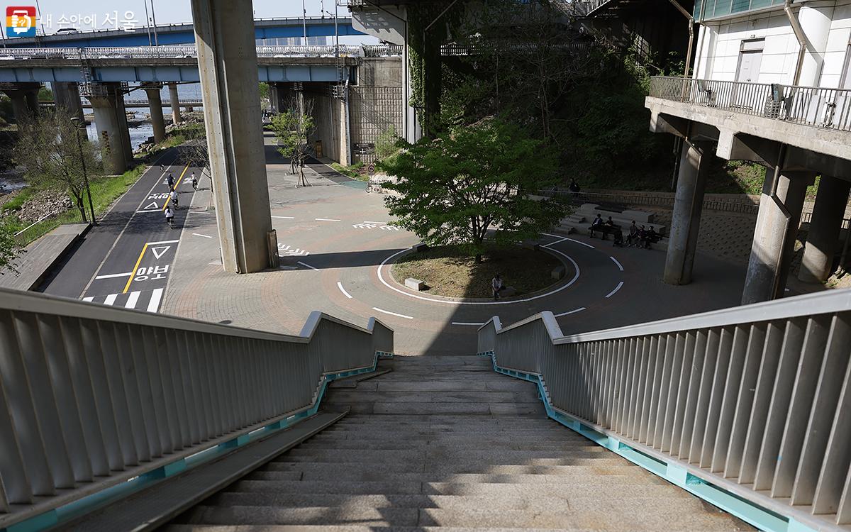 한강 해치카 기·종점인 동작역 2번 출구 앞. 계단 아래 휴게 공간이 정류장이다. ©김아름