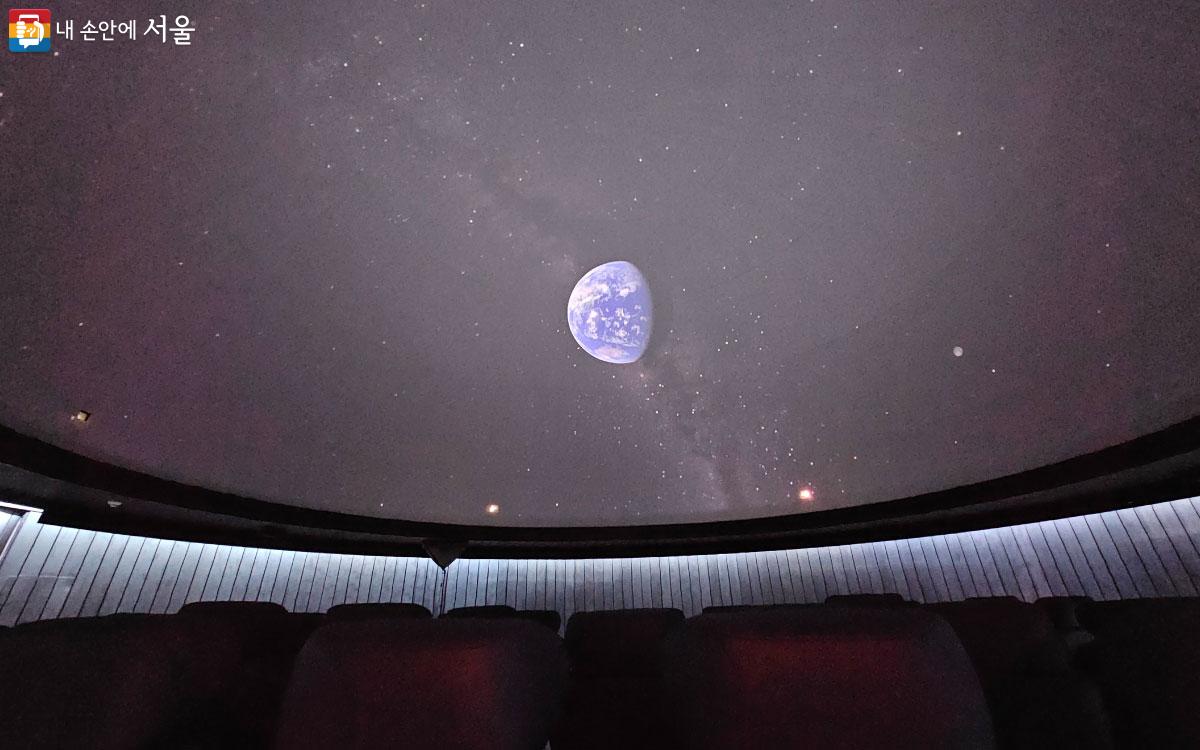 우주에 대한 영상을 볼 수 있는 천체투영실 ⓒ홍혜수