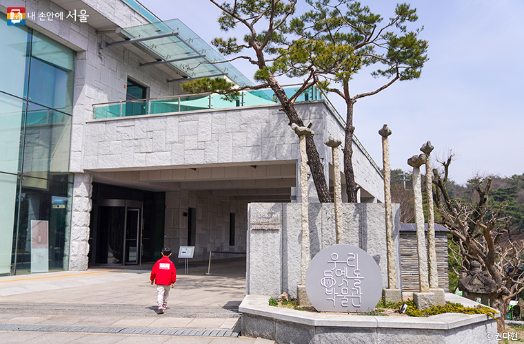 성북동에 자리한 우리옛돌박물관에서는 돌장승부터 석등, 석불, 석탑, 맷돌까지 다양한 석조유물을 만나볼 수 있다.