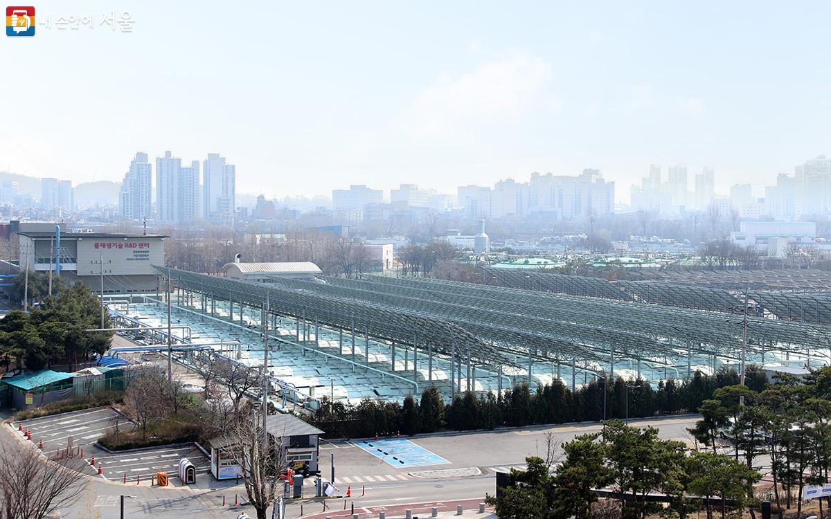 새활용플라자 옥상에서 내려다 본 중랑물재생센터의 전경 ©이혜숙