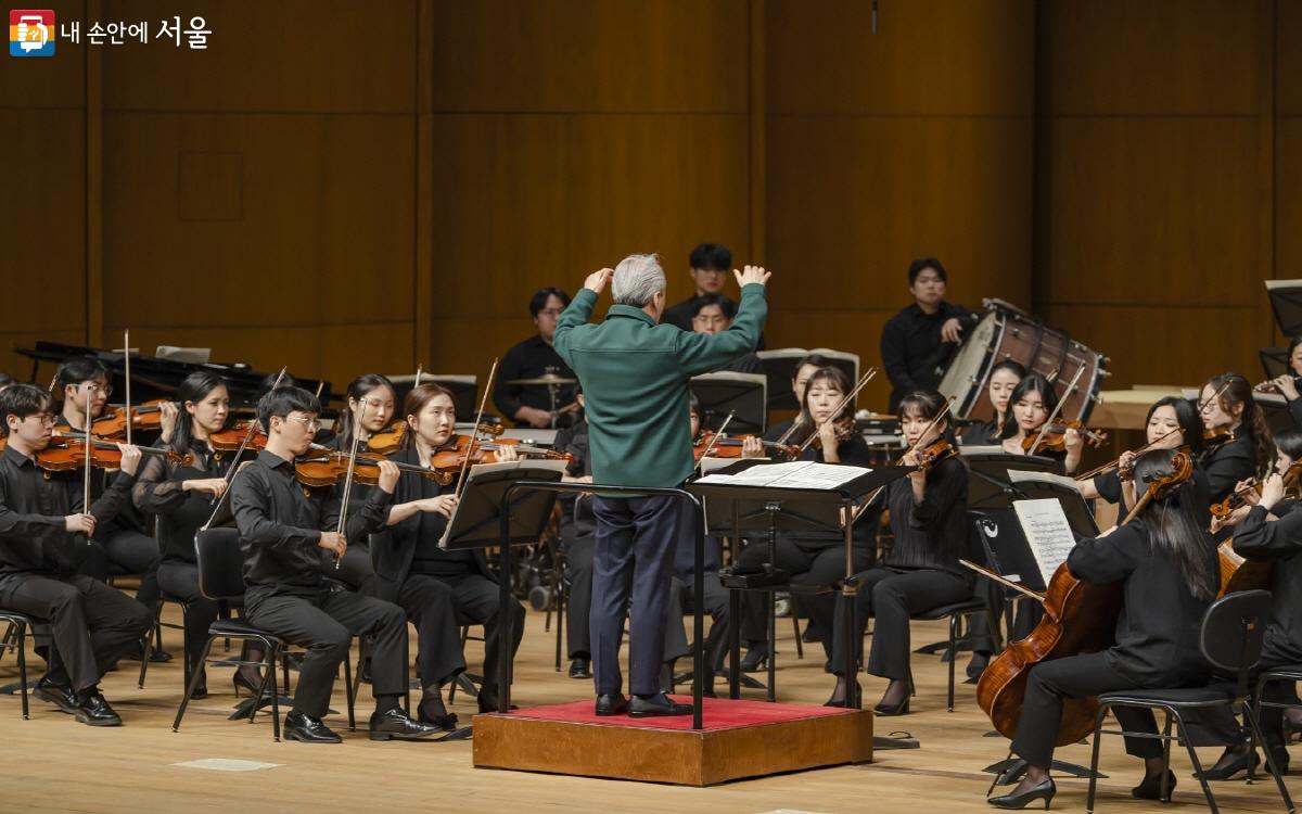 금난새 지휘자가 이끄는 한국대학생연합오케스트의 연주에 장애인 연주자가 차례대로 협연했다. ©국립극장