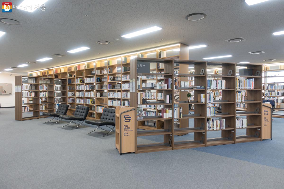 본관 2층 문학실. 비치된 도서가 일반 도서관보다 여유롭게 진열되어 있다. ©김인수