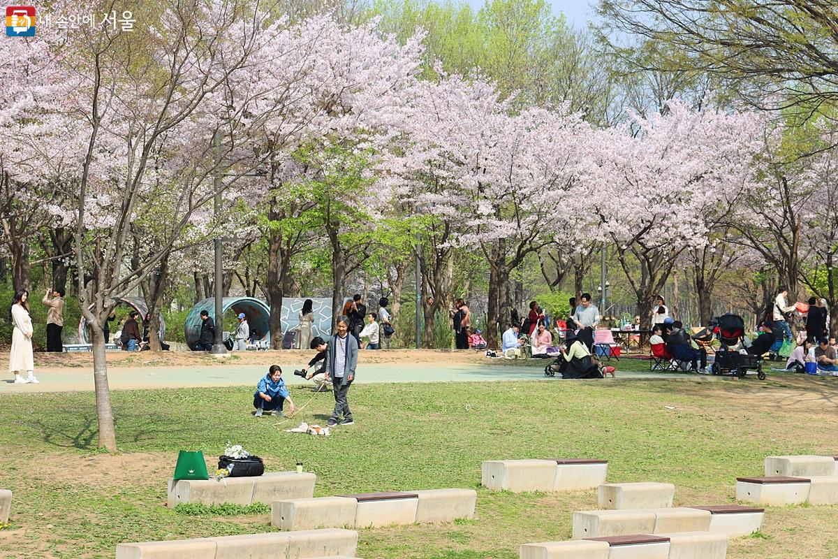 공원에는 따뜻한 봄바람에 많은 시민들이 나와 서울 봄꽃 정원을 즐기고 있다. ⓒ정향선