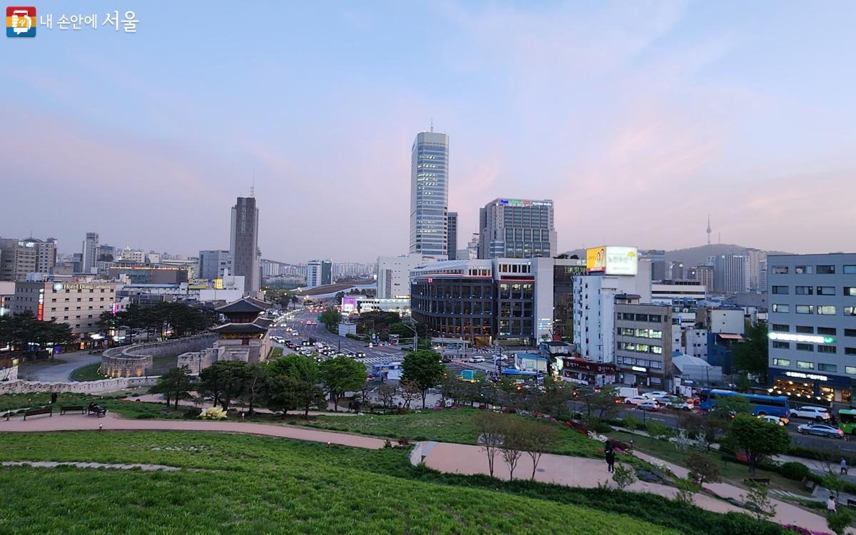 해가 지고, 어둠이 내리는 시간 성곽길을 걸었다. ⓒ김미선