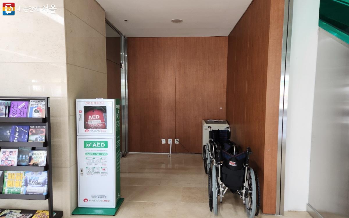 국립극장 해오름극장 1층 출입구 정면에 고객지원센터가 있어 휠체어를 대여할 수 있다. ©윤혜숙