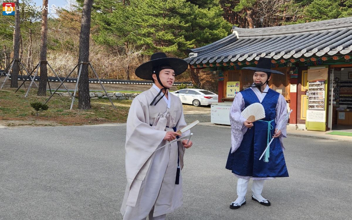 조선 시대 차림의 선비와 유생이 풍류객을 대상으로 <관동별곡> 속 절경을 안내했다. ⓒ윤혜숙