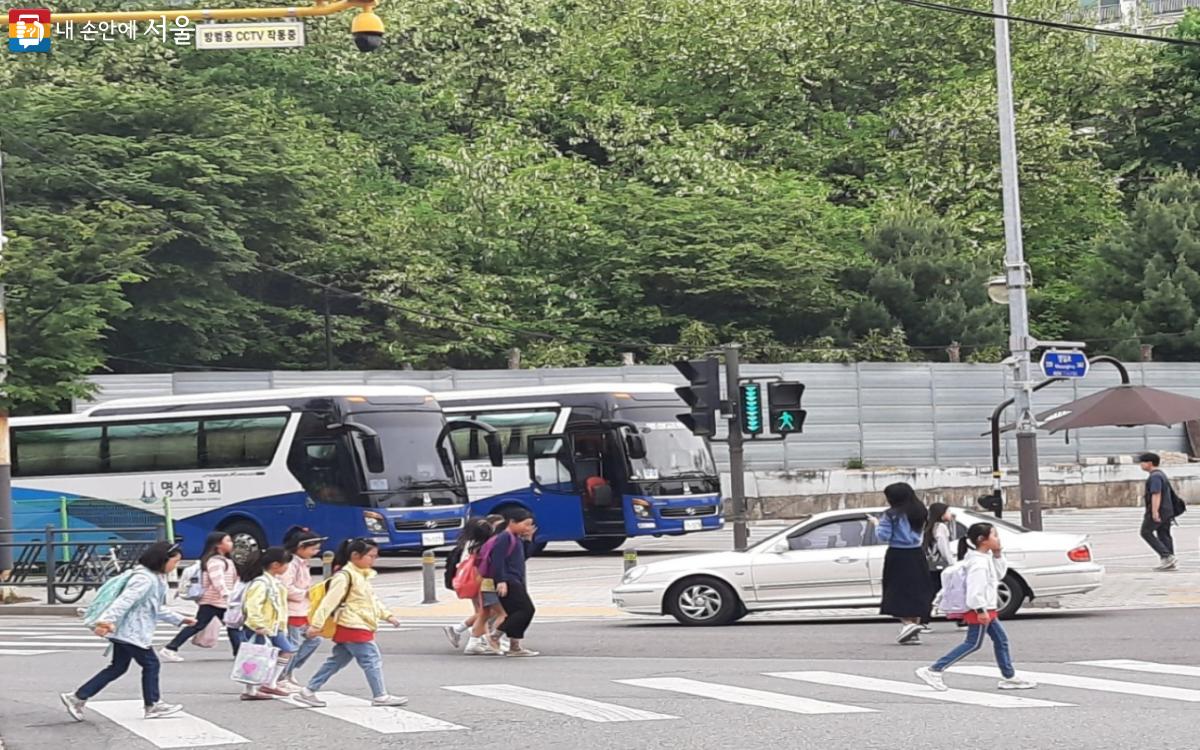 방어보행 3 원칙(서다, 보다, 걷다)을 지키며 횡단보도를 건너는 어린이들 ©김민채