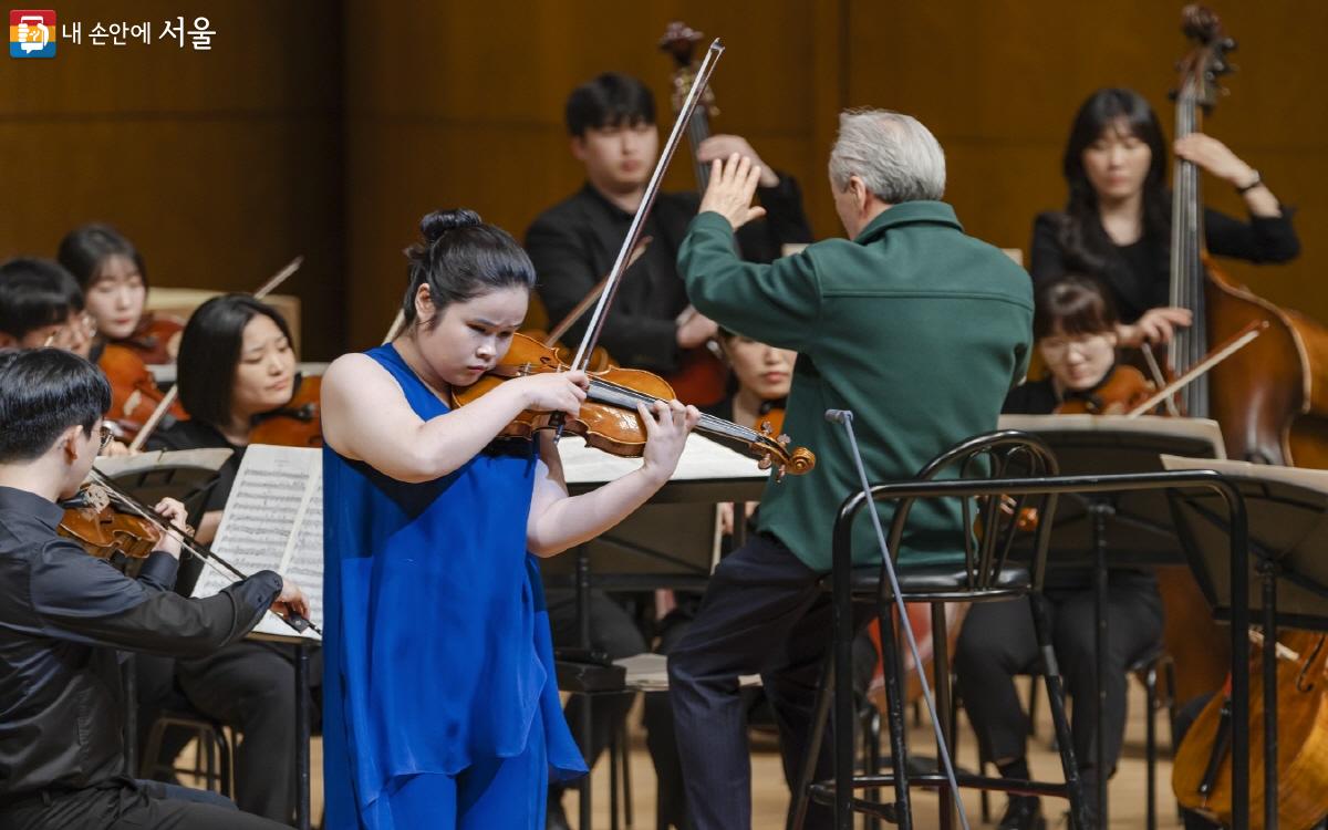 김지선 바이올리니스트가 멘델스존의 ‘바이올린 협주곡 E단조, Op.64’을 협연했다. ©국립극장