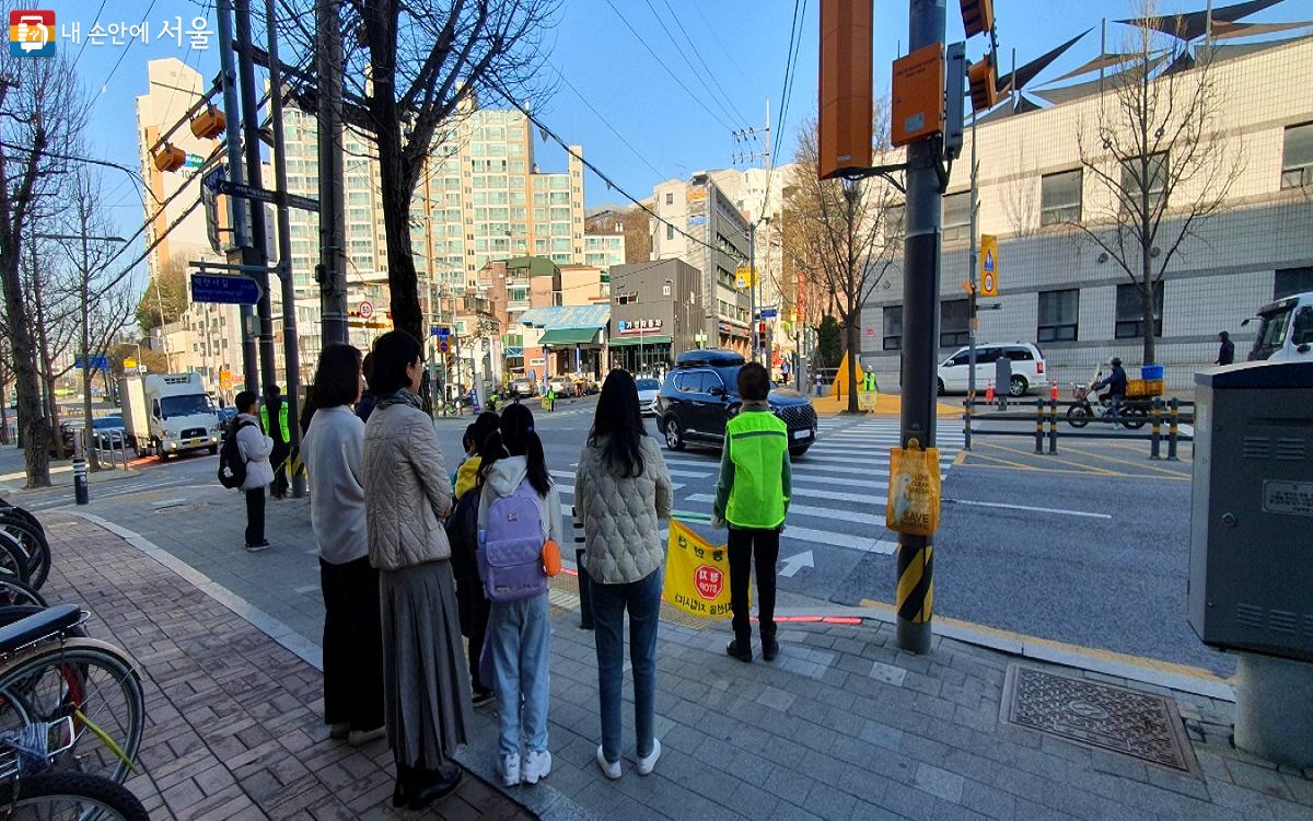 아침돌봄 키움센터를 나와 돌봄교사와 등교 중인 아이들 ©엄윤주  