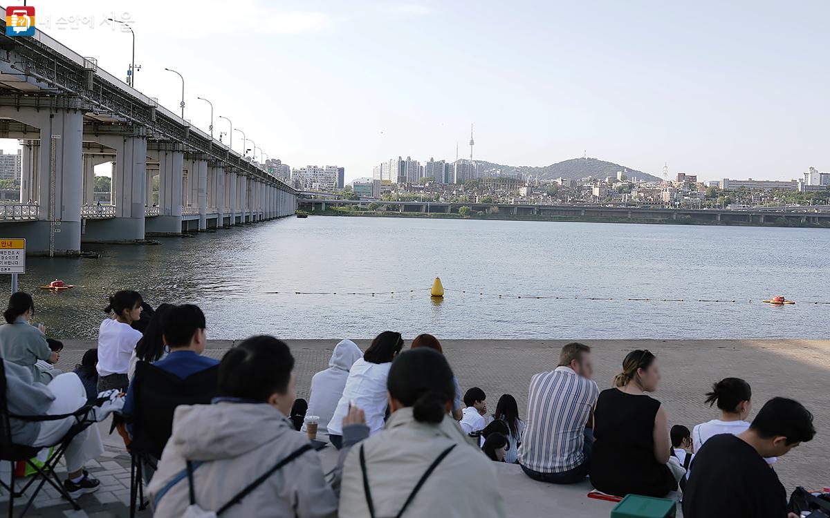 주말의 반포한강공원 풍경. 많은 시민들이 여가를 즐기고 있다. ©김아름